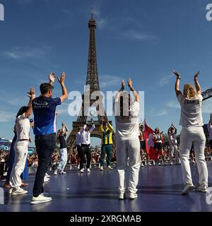 PARIS, FRANCE. 10 août 2024. Les médaillés olympiques célèbrent avec la Tour Eiffel en arrière-plan le quinzième jour des Jeux Olympiques de Paris 2024 au Champions Park, Paris, France. Crédit : Craig Mercer/Alamy Live News Banque D'Images