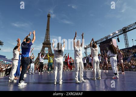 PARIS, FRANCE. 10 août 2024. Les médaillés olympiques célèbrent avec la Tour Eiffel en arrière-plan le quinzième jour des Jeux Olympiques de Paris 2024 au Champions Park, Paris, France. Crédit : Craig Mercer/Alamy Live News Banque D'Images