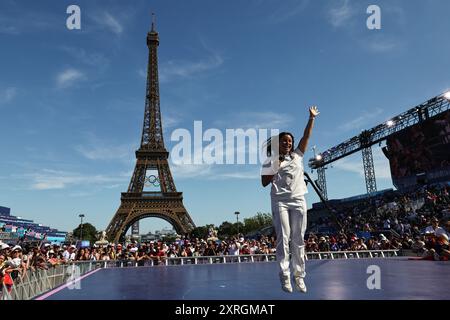 PARIS, FRANCE. 10 août 2024. Johanne Defay, médaillée de bronze de surf féminine, de Team France, célèbre le quinzième jour des Jeux Olympiques de Paris 2024 au Champions Park, Paris, France. Crédit : Craig Mercer/Alamy Live News Banque D'Images