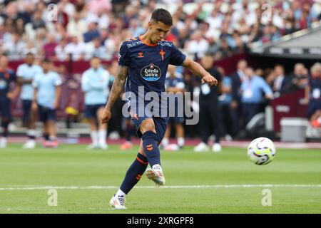 London Stadium, Londres, Royaume-Uni. 10 août 2024. Pré-saison Football Friendly, West Ham United contre Celta Vigo ; Hugo Sotelo de Celta Vigo marquant Celta Vigo 3e penalty pour 3-2 au tir au penalty. Crédit : action plus Sports/Alamy Live News Banque D'Images