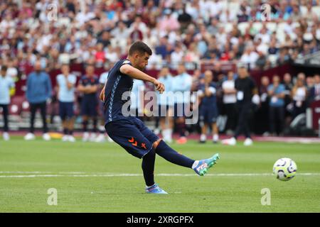 London Stadium, Londres, Royaume-Uni. 10 août 2024. Pré-saison Football amical, West Ham United contre Celta Vigo ; Carlos Dominguez de Celta Vigo marquant Celta Vigo 5e penalty pour 4-4 au tir au penalty. Crédit : action plus Sports/Alamy Live News Banque D'Images