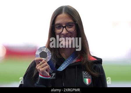 Parigi, Italie. 10 août 2024. Médaillée d'argent du 10000 mètres féminin, Nadia Battocletti, de l'Italie, monte sur le podium aux Jeux olympiques d'été de 2024, le samedi 10 août 2024, à Paris. ( Credit : LaPresse/Alamy Live News Banque D'Images