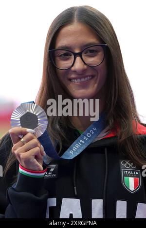 Parigi, Italie. 10 août 2024. Médaillée d'argent du 10000 mètres féminin, Nadia Battocletti, de l'Italie, monte sur le podium aux Jeux olympiques d'été de 2024, le samedi 10 août 2024, à Paris. ( Credit : LaPresse/Alamy Live News Banque D'Images