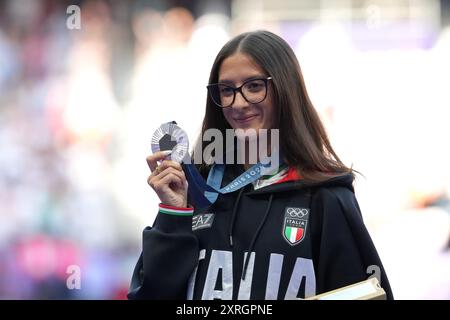 Parigi, Italie. 10 août 2024. Médaillée d'argent du 10000 mètres féminin, Nadia Battocletti, de l'Italie, monte sur le podium aux Jeux olympiques d'été de 2024, le samedi 10 août 2024, à Paris. ( Credit : LaPresse/Alamy Live News Banque D'Images