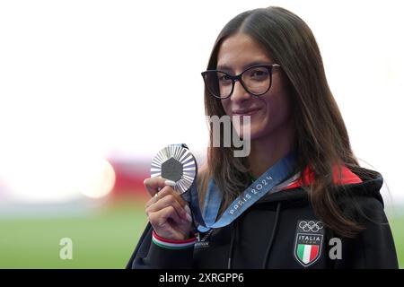 Parigi, Italie. 10 août 2024. Médaillée d'argent du 10000 mètres féminin, Nadia Battocletti, de l'Italie, monte sur le podium aux Jeux olympiques d'été de 2024, le samedi 10 août 2024, à Paris. ( Credit : LaPresse/Alamy Live News Banque D'Images