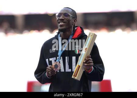 Parigi, Italie. 10 août 2024. Le médaillé de bronze du triple saut masculin, Andy Diaz Hernandez, d'Italie, sur le podium aux Jeux olympiques d'été de 2024, le samedi 10 août 2024, à Paris. ( Credit : LaPresse/Alamy Live News Banque D'Images