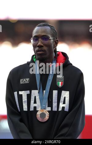 Parigi, Italie. 10 août 2024. Le médaillé de bronze du triple saut masculin, Andy Diaz Hernandez, d'Italie, sur le podium aux Jeux olympiques d'été de 2024, le samedi 10 août 2024, à Paris. ( Credit : LaPresse/Alamy Live News Banque D'Images