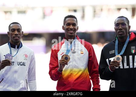 Parigi, Italie. 10 août 2024. Le médaillé d’or en triple saut masculin, Jordan Alejandro Diaz Fortun, au centre, d’Espagne, se tient avec le médaillé d’argent, Pedro Pichardo, à gauche, du Portugal, et le médaillé de bronze, Andy Diaz Hernandez, d’Italie, sur le podium aux Jeux olympiques d’été de 2024, samedi 10 août 2024, à Paris. ( Credit : LaPresse/Alamy Live News Banque D'Images