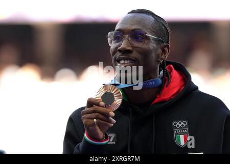 Parigi, Italie. 10 août 2024. Le médaillé de bronze du triple saut masculin, Andy Diaz Hernandez, d'Italie, sur le podium aux Jeux olympiques d'été de 2024, le samedi 10 août 2024, à Paris. ( Credit : LaPresse/Alamy Live News Banque D'Images