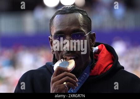 Parigi, Italie. 10 août 2024. Le médaillé de bronze du triple saut masculin, Andy Diaz Hernandez, d'Italie, sur le podium aux Jeux olympiques d'été de 2024, le samedi 10 août 2024, à Paris. ( Credit : LaPresse/Alamy Live News Banque D'Images