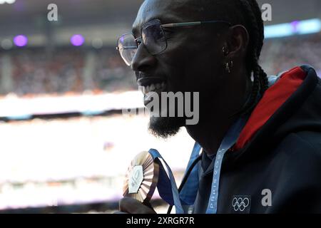 Parigi, Italie. 10 août 2024. Le médaillé de bronze du triple saut masculin, Andy Diaz Hernandez, d'Italie, sur le podium aux Jeux olympiques d'été de 2024, le samedi 10 août 2024, à Paris. ( Credit : LaPresse/Alamy Live News Banque D'Images