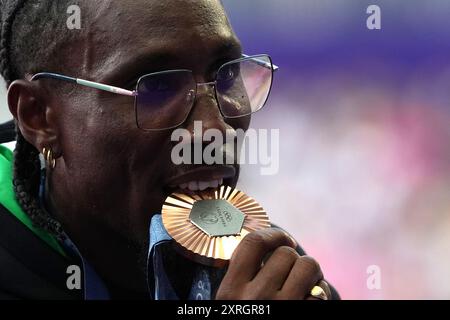 Parigi, Italie. 10 août 2024. Le médaillé de bronze du triple saut masculin, Andy Diaz Hernandez, d'Italie, sur le podium aux Jeux olympiques d'été de 2024, le samedi 10 août 2024, à Paris. ( Credit : LaPresse/Alamy Live News Banque D'Images