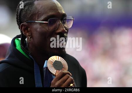 Parigi, Italie. 10 août 2024. Le médaillé de bronze du triple saut masculin, Andy Diaz Hernandez, d'Italie, sur le podium aux Jeux olympiques d'été de 2024, le samedi 10 août 2024, à Paris. ( Credit : LaPresse/Alamy Live News Banque D'Images