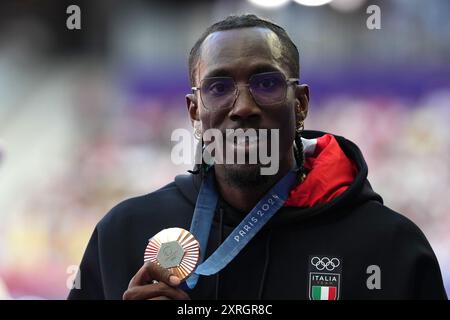 Parigi, Italie. 10 août 2024. Le médaillé de bronze du triple saut masculin, Andy Diaz Hernandez, d'Italie, sur le podium aux Jeux olympiques d'été de 2024, le samedi 10 août 2024, à Paris. ( Credit : LaPresse/Alamy Live News Banque D'Images