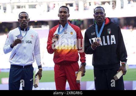 Parigi, Italie. 10 août 2024. Le médaillé d’or en triple saut masculin, Jordan Alejandro Diaz Fortun, au centre, d’Espagne, se tient avec le médaillé d’argent, Pedro Pichardo, à gauche, du Portugal, et le médaillé de bronze, Andy Diaz Hernandez, d’Italie, sur le podium aux Jeux olympiques d’été de 2024, samedi 10 août 2024, à Paris. ( Credit : LaPresse/Alamy Live News Banque D'Images