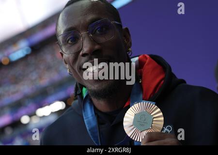 Parigi, Italie. 10 août 2024. Le médaillé de bronze du triple saut masculin, Andy Diaz Hernandez, d'Italie, sur le podium aux Jeux olympiques d'été de 2024, le samedi 10 août 2024, à Paris. ( Credit : LaPresse/Alamy Live News Banque D'Images