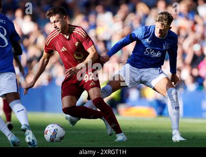 Stephan El Shaarawy de Roma et Jesper Lindstrom d'Everton lors du match amical de pré-saison au Goodison Park, Liverpool. Date de la photo : samedi 10 août 2024. Banque D'Images