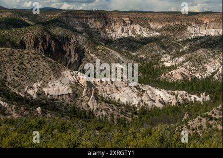 Cañada Camada dans le monument national Kasha-Katuwe Tent Rocks, vu du point de vue du monument commémoratif des anciens combattants Banque D'Images