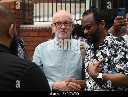 LONDRES, ROYAUME-UNI. 10 août 2024. Des centaines de membres de la communauté d’Islington et d’un groupe d’activistes ont protesté pour arrêter l’extrême droite et s’opposer à l’islamophobie. Après l'incident à Southport où trois enfants ont été tués. La désinformation en ligne pour prétendre qu'un demandeur d'asile est le coupable se transforme en émeutes, incendiant les abris et les auberges de jeunesse des migrants dans de nombreuses villes du Royaume-Uni. Une manifestation a eu lieu à la mosquée de Finsbury Park. Notre communauté, quelle que soit votre race, votre culture ou votre religion, ne permettra pas ce genre de racisme extrême à Londres, au Royaume-Uni. ( Credit : Voir Li/Picture Capital/Alamy Live News Banque D'Images