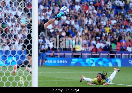 Paris, France. 10 août 2024. Jeux olympiques, Paris 2024, Football, femmes, finale, Brésil - USA, Parc des Princes, USA le gardien de but Alyssa Naeher (l) sauve le ballon de la brésilienne Adriana. Crédit : Marcus Brandt/dpa/Alamy Live News Banque D'Images