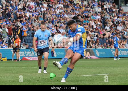 Leeds, Royaume-Uni. 10 août 2024. AMT Headingley Rugby Stadium, Leeds, West Yorkshire, 10 août 2024. Betfred Super League Leeds Rhinos v Wigan Warriors Rhyse Martin de Leeds Rhinos frappe le but crédit : Touchlinepics/Alamy Live News Banque D'Images