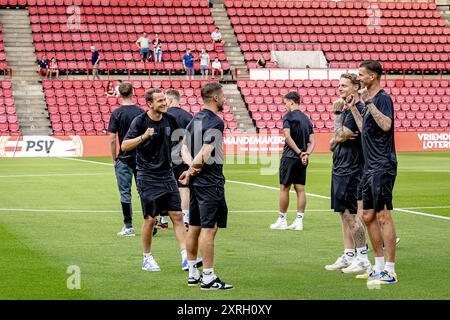 EINDHOVEN, pays-Bas. 10 août 2024. SPO, stade Philips, Dutch eredivisie, saison 2024/2025, pendant le match PSV - RKC, les joueurs de RKC arrivent au stade crédit : Pro Shots/Alamy Live News Banque D'Images