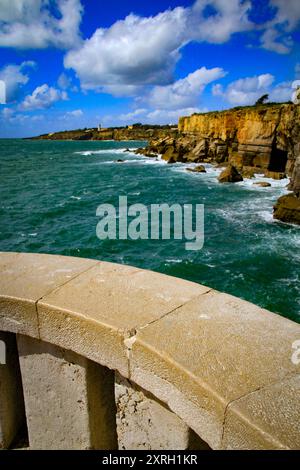 Cascais, Lisbonne, Portugal. Paysage de falaise de Boca de Inferno sur la côte atlantique sur la Costa de Guia. L'endroit est devenu mondialement célèbre à travers le suic Banque D'Images