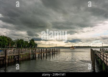 Nuages orageux au-dessus du lac Chiemsee en Bavière, Allemagne. Banque D'Images