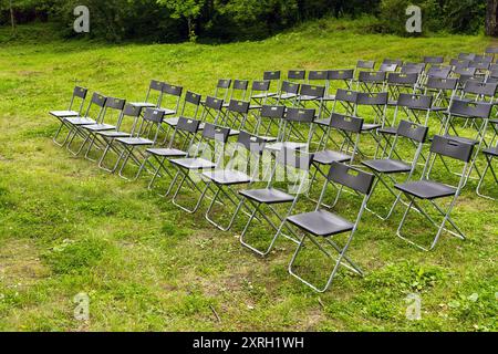 Chaises de mariage dans une rangée sur l'herbe verte Banque D'Images