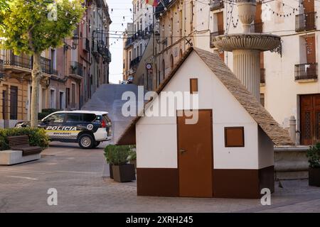 Bocarient, Espagne, 08-10-2024 ; place de l'hôtel de ville de Bocairent avec des stands traditionnels aménagés pour les festivités d'août Banque D'Images