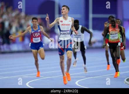 Paris, France. 10 août 2024. Jakob Ingebrigtsen, de Norvège, fait un geste alors qu'il franchit la ligne d'arrivée pour remporter la médaille d'or de la finale du 5000 m masculin lors de la compétition d'athlétisme des Jeux Olympiques de Paris 2024 au stade de France à Paris, le samedi 10 août 2024. Ronald Kwemoi, du Kenya, a remporté la médaille d’argent et Grant Fisher, des É.-U., a remporté la médaille de bronze. Photo de Paul Hanna/UPI. Crédit : UPI/Alamy Live News Banque D'Images