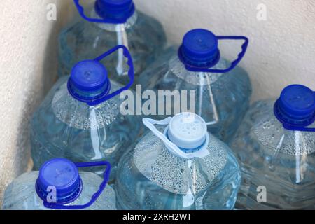 Une vue aérienne de grandes bouteilles en plastique d'eau potable purifiée. Une réserve d'eau en cas de catastrophe environnementale Banque D'Images