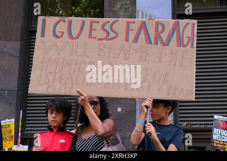 Londres, Royaume-Uni, 10 août 2024. Des milliers de manifestants anti-racisme ont organisé un rassemblement devant un discours lié au Parti réformiste britannique, alors que les militants critiquent le leader Nigel Farage pour avoir attisé les tensions via les médias sociaux après le meurtre de trois jeunes filles à Southport et les émeutes qui ont eu lieu dans tout le pays. Crédit : onzième heure photographie/Alamy Live News Banque D'Images