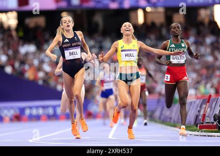 La Grande-Bretagne Georgia Bell (à gauche) remporte le bronze tandis que l'australienne Jessica Hull (au centre) remporte l'argent dans la finale du 1500 m féminin au stade de France, le quinzième jour des Jeux Olympiques de Paris 2024 en France. Date de la photo : samedi 10 août 2024. Banque D'Images