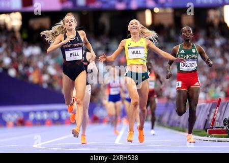 La Grande-Bretagne Georgia Bell (à gauche) remporte le bronze tandis que l'australienne Jessica Hull (au centre) remporte l'argent dans la finale du 1500 m féminin au stade de France, le quinzième jour des Jeux Olympiques de Paris 2024 en France. Date de la photo : samedi 10 août 2024. Banque D'Images