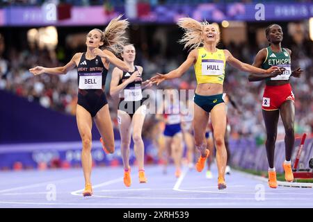 La Grande-Bretagne Georgia Bell (à gauche) remporte le bronze tandis que l'australienne Jessica Hull (au centre) remporte l'argent dans la finale du 1500 m féminin au stade de France, le quinzième jour des Jeux Olympiques de Paris 2024 en France. Date de la photo : samedi 10 août 2024. Banque D'Images