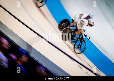 Saint Quentin en Yvelines, France. 10 août 2024. Jan Vones, à gauche, et Denis Rugovac, de la République tchèque, participent à la finale masculine de Madison sur piste cyclable aux Jeux Olympiques de Saint-Quentin-en-Yvelines, France, le 10 août 2024. Crédit : Jaroslav Svoboda/CTK photo/Alamy Live News Banque D'Images