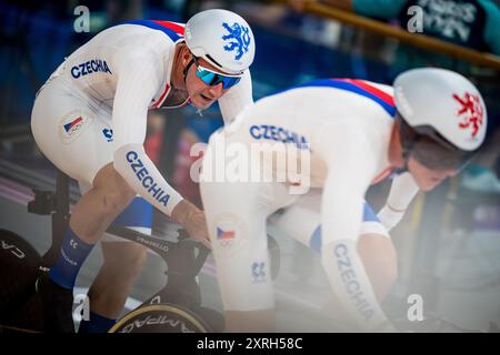 Saint Quentin en Yvelines, France. 10 août 2024. Jan Vones, à gauche, et Denis Rugovac, de la République tchèque, participent à la finale masculine de Madison sur piste cyclable aux Jeux Olympiques de Saint-Quentin-en-Yvelines, France, le 10 août 2024. Crédit : Jaroslav Svoboda/CTK photo/Alamy Live News Banque D'Images