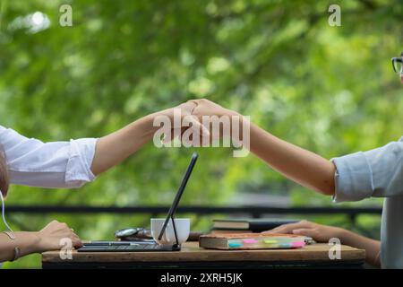 La jeune femme d’affaires a serré la main à des conseillers juridiques après avoir rédigé un contrat à signer par les investisseurs et à assurer la légitimité. Idée commerciale avec Banque D'Images
