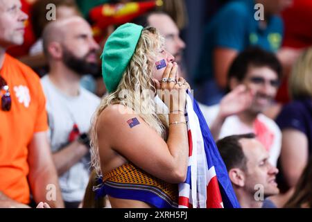 Paris, France, 10 août 2024. Fan australienne lors du match de la médaille d’or du Water Polo féminin, Jeux Olympiques de Paris 2024 entre l’Australie et l’Espagne au Paris la Defense Arena le 10 août 2024 à Paris, France. Crédit : Pete Dovgan/Speed Media/Alamy Live News Banque D'Images