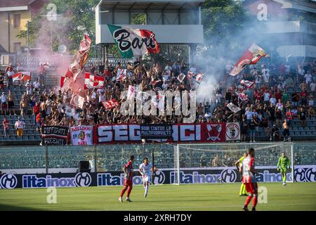 Supporters SSC Bari Cremonese - Bari - Coppa Italia Frecciarossa 10 août 2024 pendant US Cremonese vs SS Bari, match de football italien Coppa Italia à Cremona, Italie, 10 août 2024 Banque D'Images