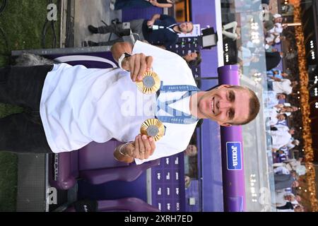 Bruxelles, Belgique. 10 août 2024. Le cycliste et médaillé olympique Remco Evenepoel pose pour le photographe au début d'un match de football entre le RSC Anderlecht et l'OHL Oud-Heverlee - Louvain, samedi 10 août 2024 à Bruxelles, le jour 3 de la saison 2024-2025 de la première division du championnat belge 'Jupiler Pro League'. BELGA PHOTO JOHN THYS crédit : Belga News Agency/Alamy Live News Banque D'Images