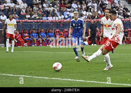 Salzbourg, Autriche. 10 août 2024. SALZBOURG, AUTRICHE - 10 AOÛT : Oscar Gloukh de Salzbourg lance le ballon lors du match de l'Admiral Bundesliga entre le FC Red Bull Salzburg et le FC Blau-Weiss Linz au Red Bull Arena le 10 août 2024 à Salzbourg, Autriche. 240810 SEPA 26 019 - 20240810 PD19082 crédit : APA-PictureDesk/Alamy Live News Banque D'Images