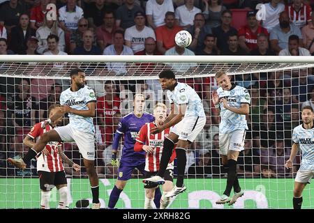 Eindhoven, pays-Bas. 10 août 2024. EINDHOVEN, 10-08-2024, Philips Stadium, football néerlandais Eredivisie saison 2024/2025, match entre PSV - RKC, RKC Waalwijk joueurs Defending Credit : Pro Shots/Alamy Live News Banque D'Images
