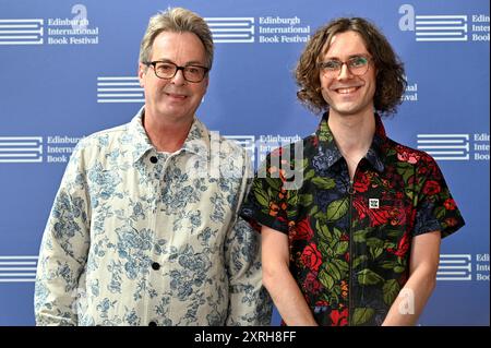 Édimbourg, Écosse, Royaume-Uni. 10 août 2024. Festival international du livre d'Édimbourg : Julian Clary, acteur, comédien, romancier et présentateur & Harry Woodgate, auteur et illustrateur de livres pour enfants à l'appel photo officiel. Crédit : Craig Brown/Alamy Live News Banque D'Images