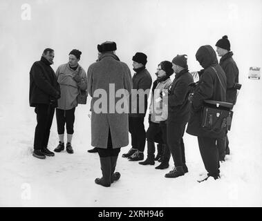 DAVID LEAN discute avec un groupe de journalistes européens sur un lac gelé en Finlande pendant le tournage de DOCTOR ZHIVAGO 1965 réalisateur DAVID LEAN roman BORIS PASTERNAK scénario ROBERT BOLT Cinématographie FREDDIE YOUNG musique MAURICE JARRE Carlo Ponti Productions / Metro Goldwyn Mayer Banque D'Images