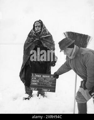 Lors d'une pause dans le tournage un homme de garde-robe obtient une référence encore prise sur place en Finlande pour DOCTOR ZHIVAGO 1965 réalisateur DAVID LEAN roman BORIS PASTERNAK scénario ROBERT BOLT Cinématographie FREDDIE JEUNE musique MAURICE JARRE Carlo Ponti Productions / Metro Goldwyn Mayer Banque D'Images