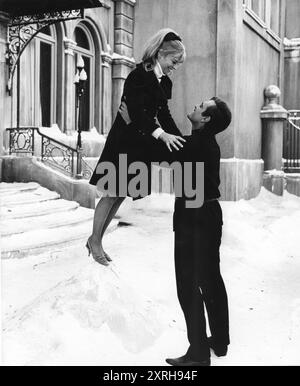 JULIE CHRISTIE et OMAR SHARIF posent ensemble sur le grand décor de Moscou construit à l'extérieur de Madrid en Espagne pour DOCTOR ZHIVAGO 1965 réalisateur DAVID LEAN roman BORIS PASTERNAK scénario ROBERT BOLT Cinématographie FREDDIE JEUNE musique MAURICE JARRE Carlo Ponti Productions / Metro Goldwyn Mayer Banque D'Images