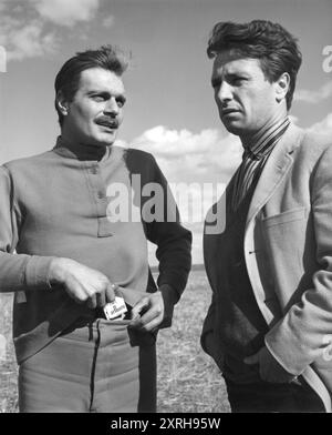 OMAR SHARIF et MAURICE JARRE discutent sur place en Espagne lors du tournage de DOCTOR ZHIVAGO 1965 réalisateur DAVID LEAN roman BORIS PASTERNAK scénario ROBERT BOLT Cinématographie FREDDIE YOUNG musique MAURICE JARRE Carlo Ponti Productions / Metro Goldwyn Mayer Banque D'Images