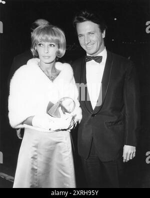 Le compositeur français MAURICE JARRE avec son épouse DANY SAVAL photographié le 23 décembre 1965 lors de la première sur la côte Ouest pour DOCTOR ZHIVAGO 1965 réalisateur DAVID LEAN roman BORIS PASTERNAK scénario ROBERT BOLT Cinématographie FREDDIE YOUNG musique MAURICE JARRE Carlo Ponti Productions / Metro Goldwyn Mayer Banque D'Images